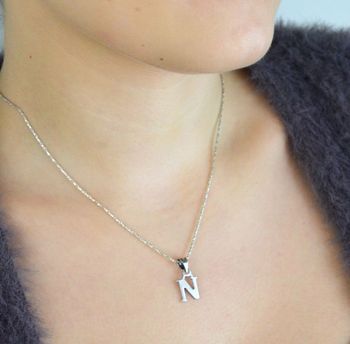 Srebrny łańcuszek damski DIA-LAN-6518-925 – delikatny łańcuszek o szerokości 1 mm i długości 70 cm. Wykonany ze srebra próby 925, waży ok. 4,40 g, z zapięciem na karabińczyk. Minimalistyczny i elegancki dodatek, idealny na .JPG